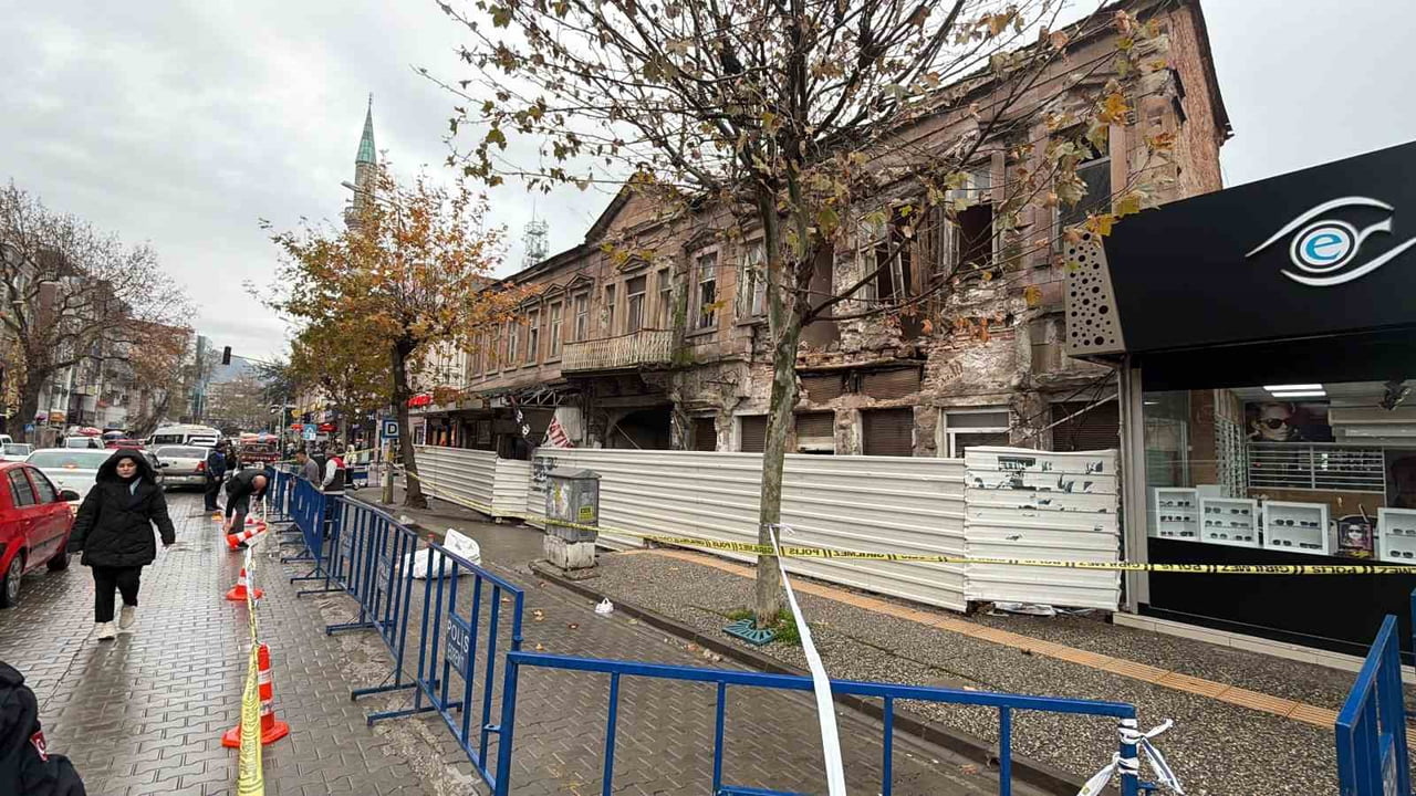 EDREMİT İLÇESİNDE ETKİLİ OLAN SAĞANAK YAĞIŞ, KENTİN SİMGE YAPILARINDAN BİRİ OLAN TARİHİ BİNADA...