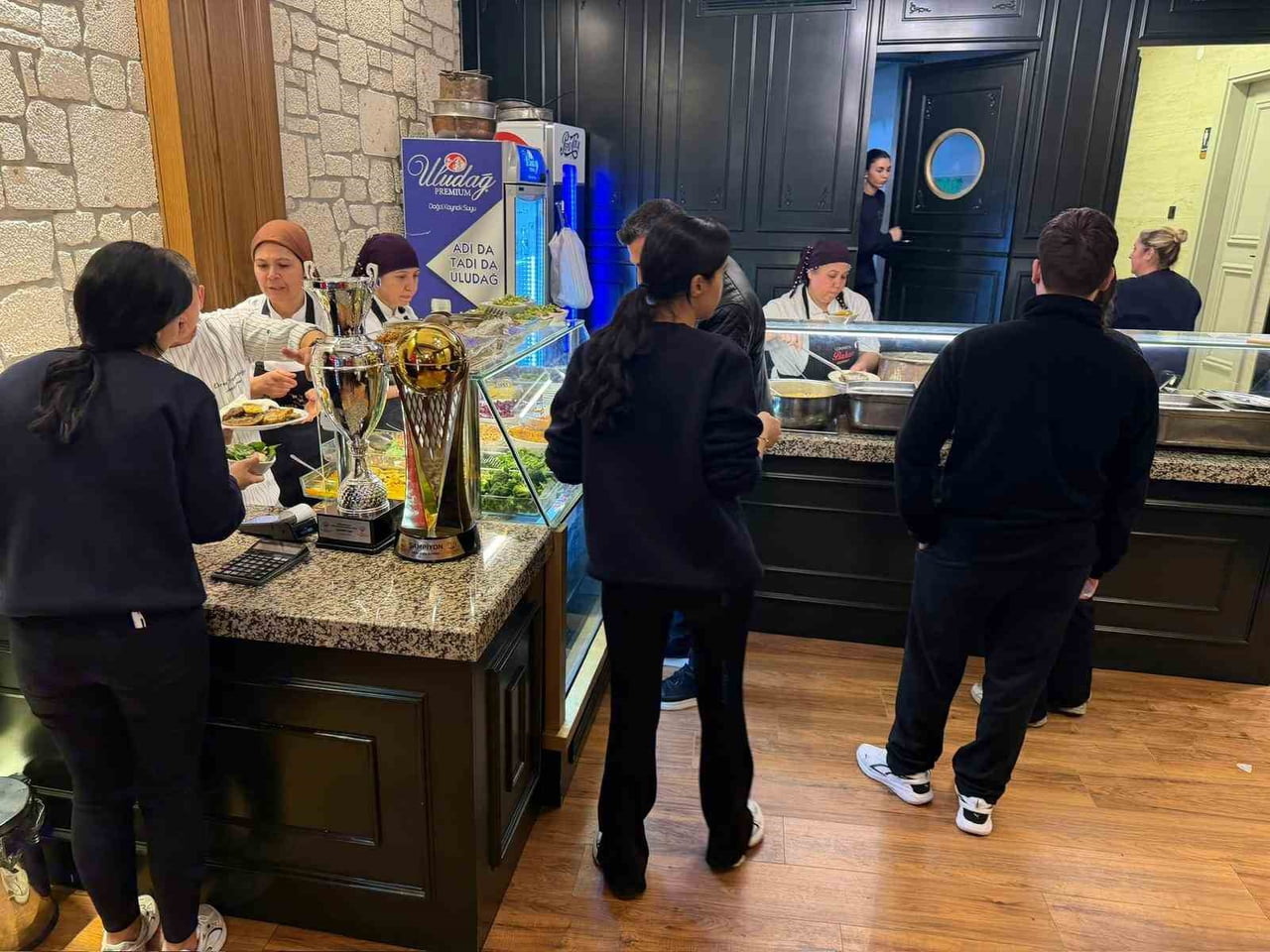 EDREMİT’İN TANINMIŞ ESNAFLARINDAN LOKANTA BAHAR’IN KURUCUSU EKREM YANBOLLUOĞLU, İŞ YERİNİN BİR...