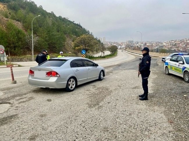 EKİPLER İL GENELİNDE 'DÜZENSİZ GÖÇ İLE MÜCADELEYE YÖNELİK HUZUR UYGULAMASI' YAPTI.