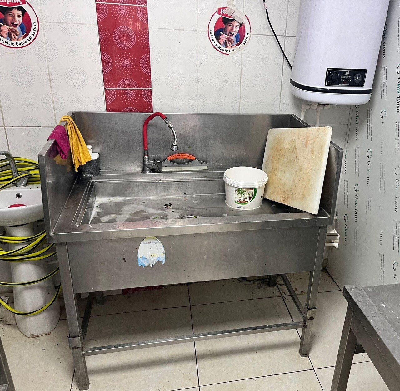 EKİPLER, SOĞUK HAVA DEPOSUNDA DÜZENLEDİKLERİ BASKINDA 61 KİLO İŞLENMİŞ HAYVANSAL GIDA ÜRÜNÜ VE 513...