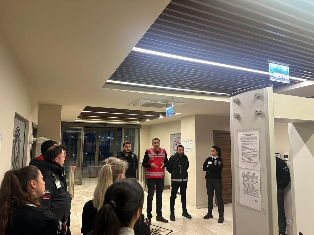 EKİPLER TARAFINDAN YILBAŞI ÖNCESİNDE VATANDAŞLARIN HUZUR VE GÜVENLİĞİNİ SAĞLAMAK AMACIYLA İL...