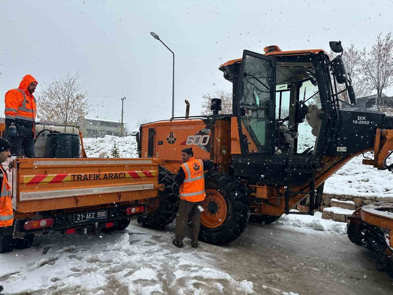 EKİPLERİN YOL AÇMA ÇALIŞMALARI DEVAM EDİYOR.