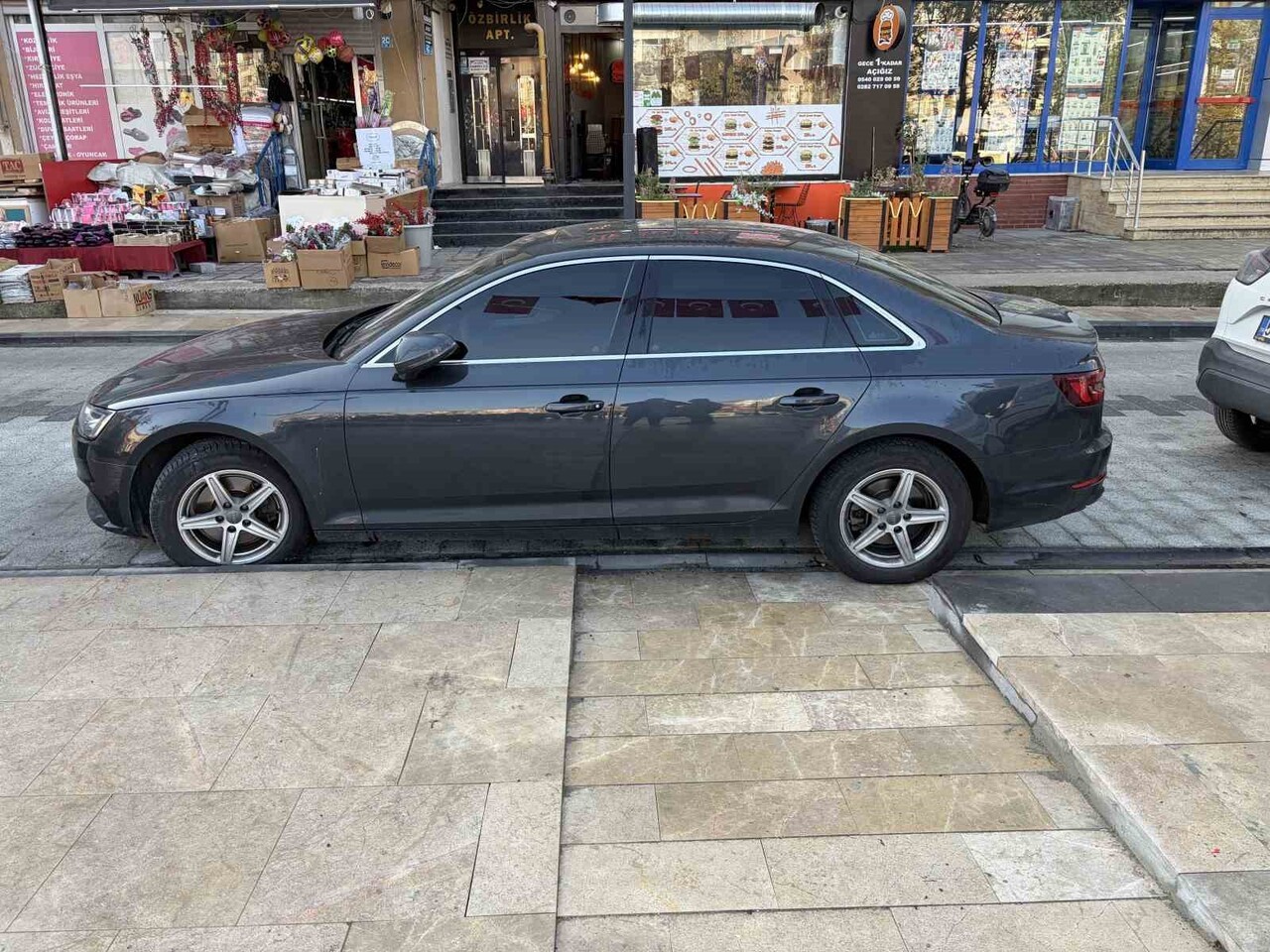 EKİRDAĞ’IN KAPAKLI İLÇESİNDEKİ BELEDİYE MEYDANINA, ENGELLİ VATANDAŞLARIN ÇIKMAK İÇİN KULLANDIĞI...