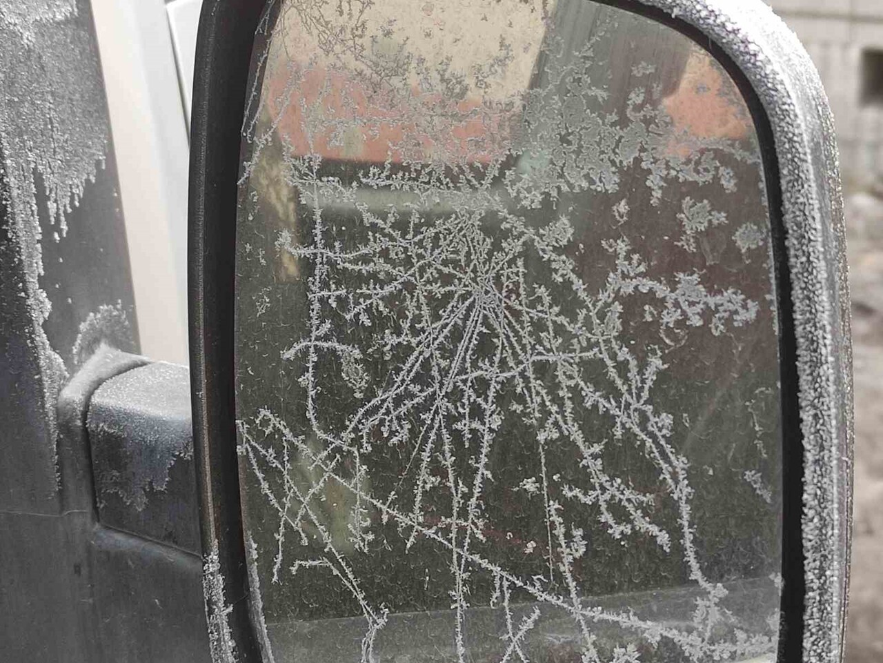 EKSİ 17 DERECEYİ GÖREN KENTTE ARAÇ CAMLARI BUZ TUTTU.