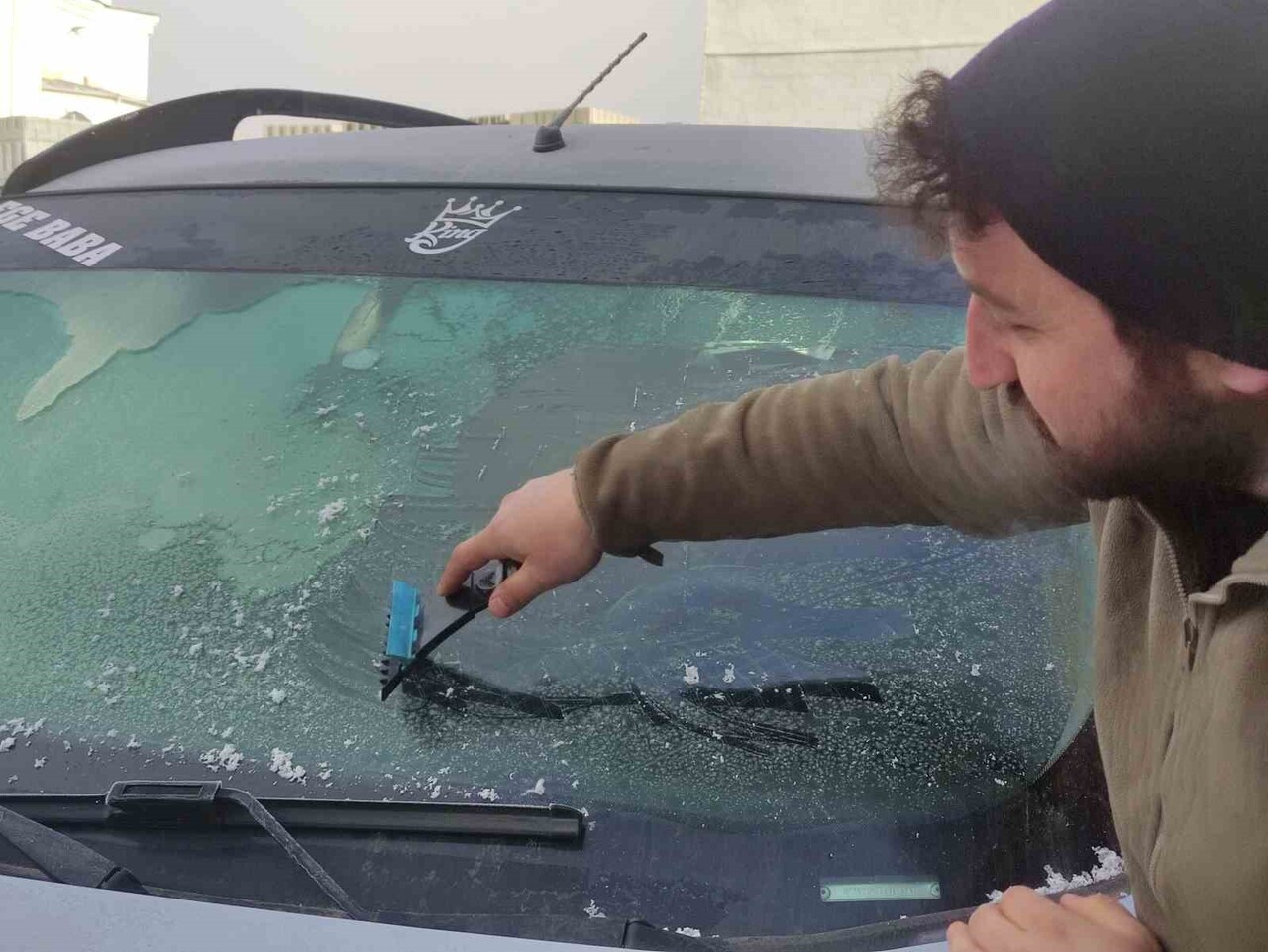 EKSİ 17 DERECEYİ GÖREN KENTTE ARAÇ CAMLARI BUZ TUTTU.