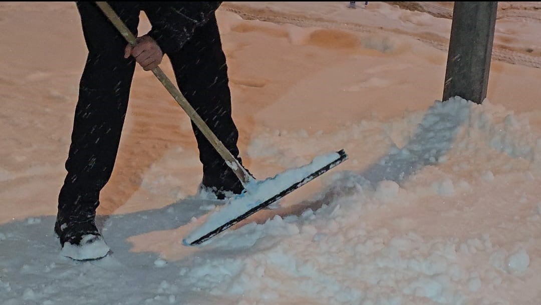 ELAZIĞ'DA ETKİLİ OLAN   KAR YAĞIŞININ ARDINDAN  ESNAFLAR İŞ YERLERİNİN ÖNÜNDE BİRİKEN KARLARI...