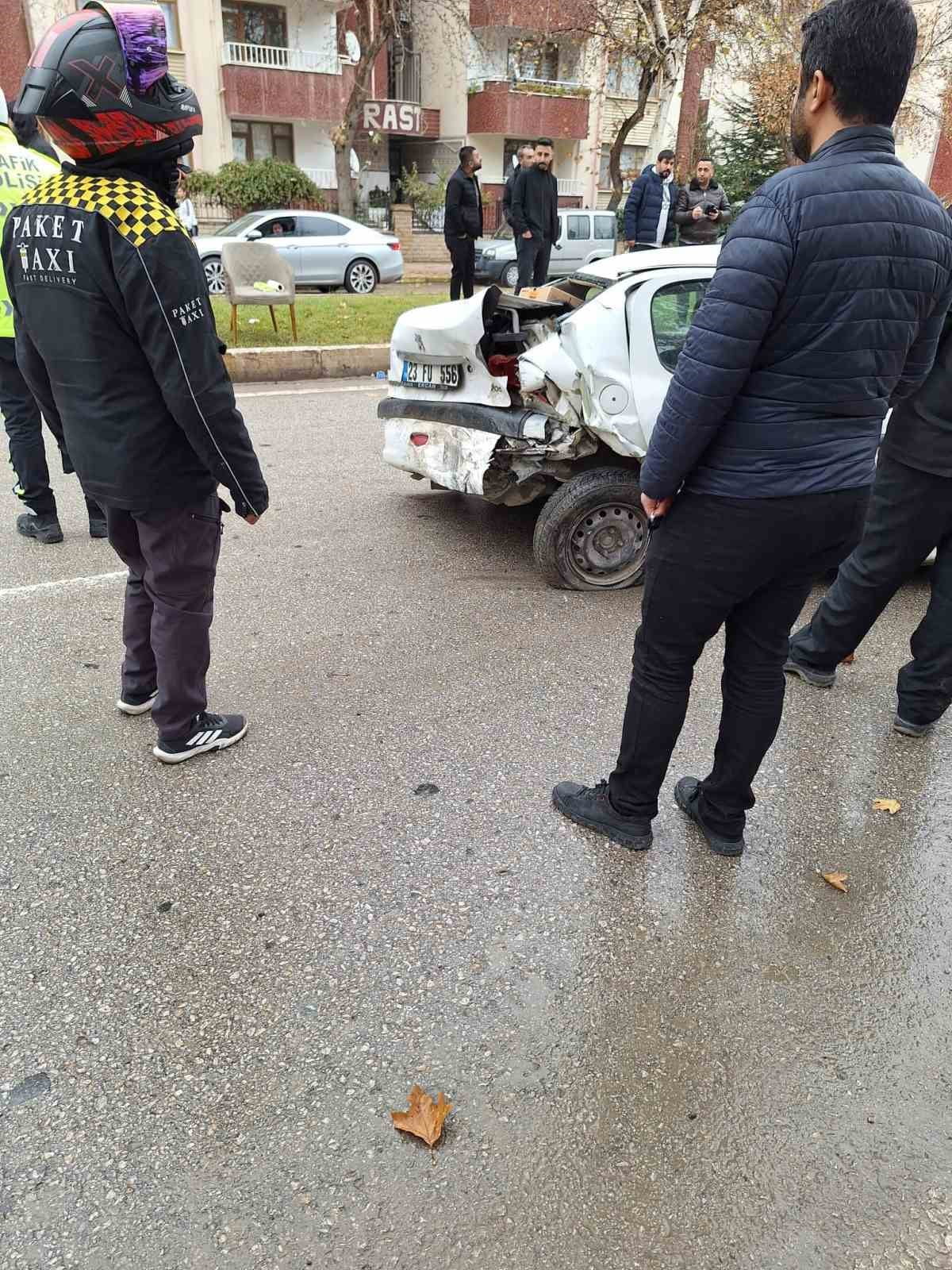 ELAZIĞ'DA İKİ OTOMOBİLİN ÇARPIŞMASI SONUCU 1'İ AĞIR OLMAK ÜZERE 2 KİŞİ YARALANDI.