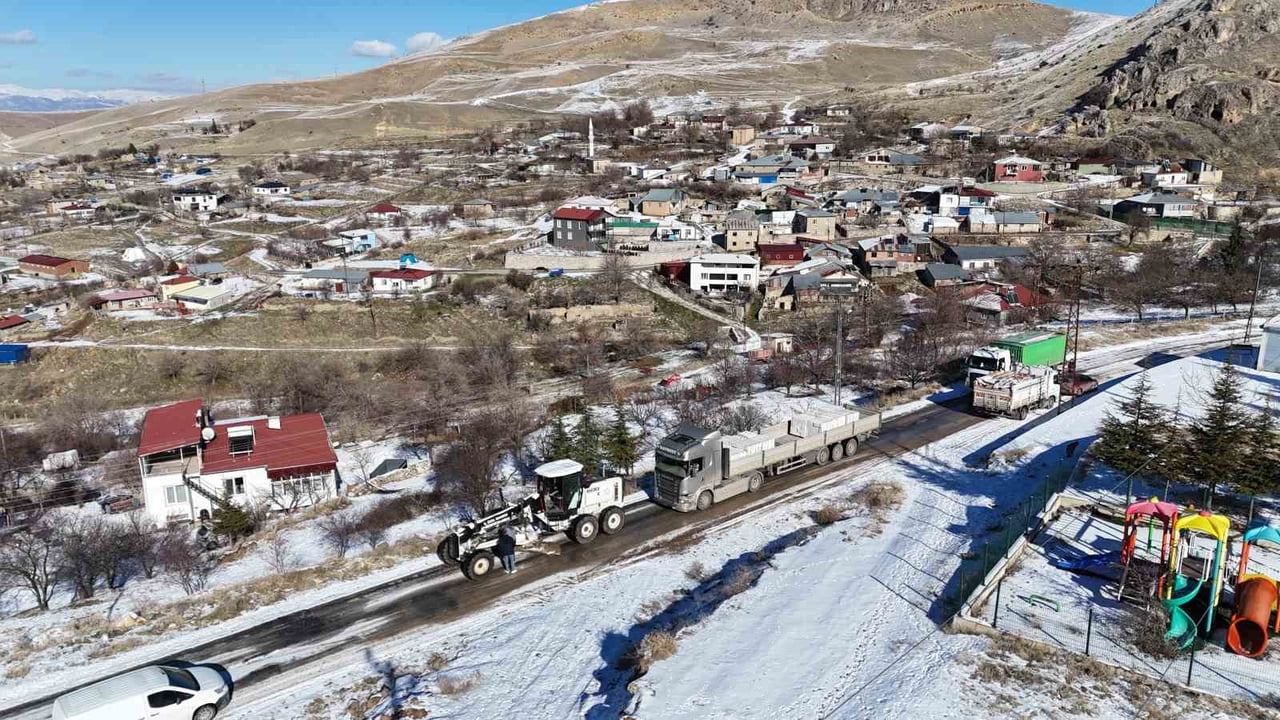 ELAZIĞ'DA KAR YAĞIŞINDAN DOLAYI YOLDA MAHSUR KALAN TIRIN YARDIMINA İL ÖZEL İDARESİ EKİPLERİ...