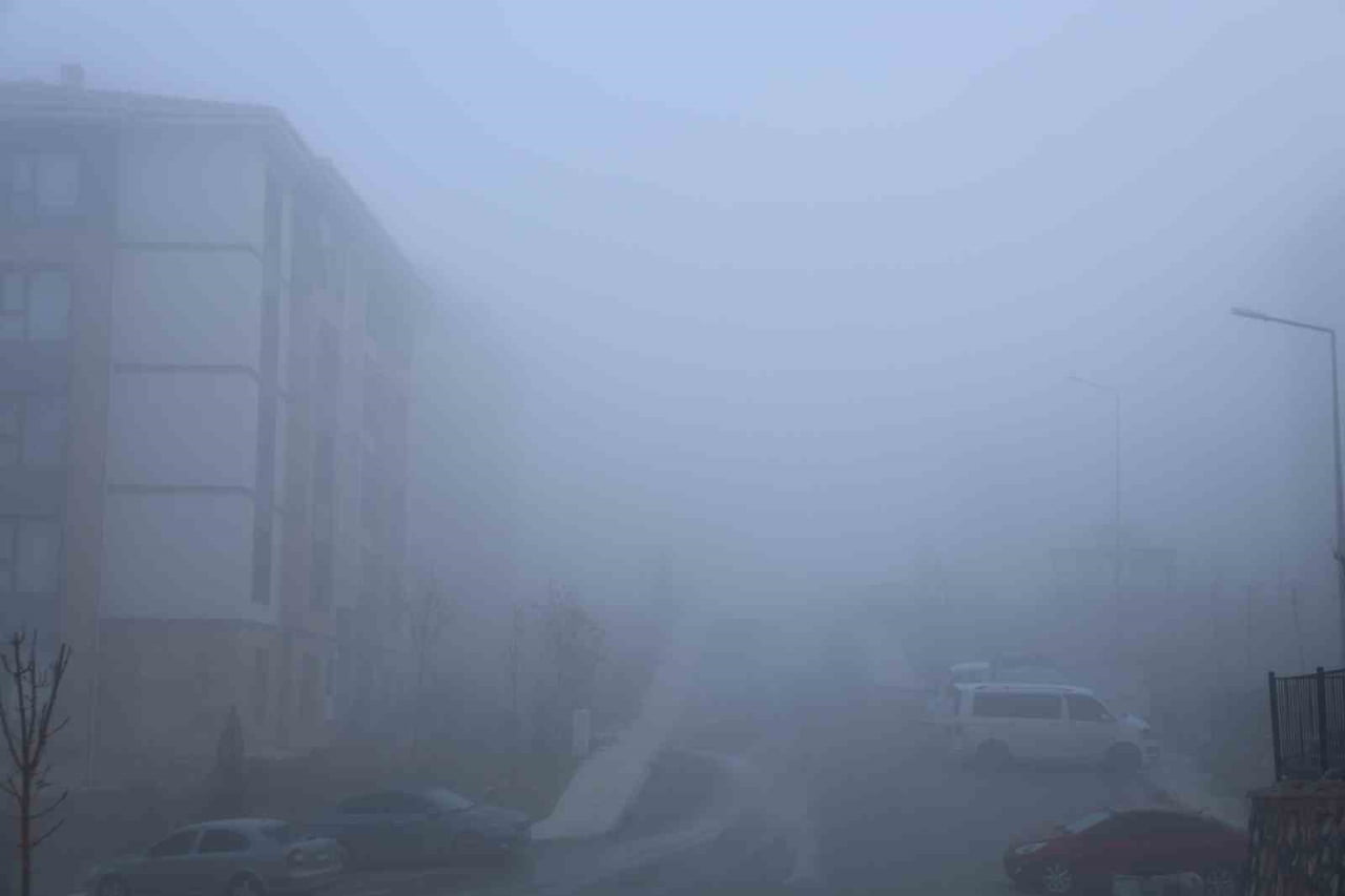 ELAZIĞ'DA SABAH SAATLERİNDE YOĞUN SİS ETKİLİ OLURKEN, GÖRÜŞ MESAFESİ DE 5 METREYE KADAR...