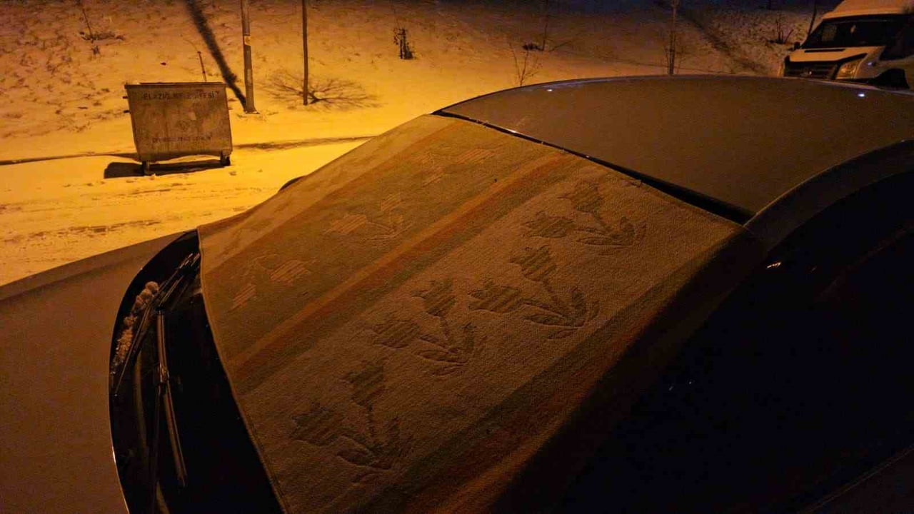 ELAZIĞ'DA  VATANDAŞLAR, GECE SAATLERİNDE EKSİLERE  DÜŞEN HAVA SICAKLIĞI NEDENİYLE ARAÇLARININ...