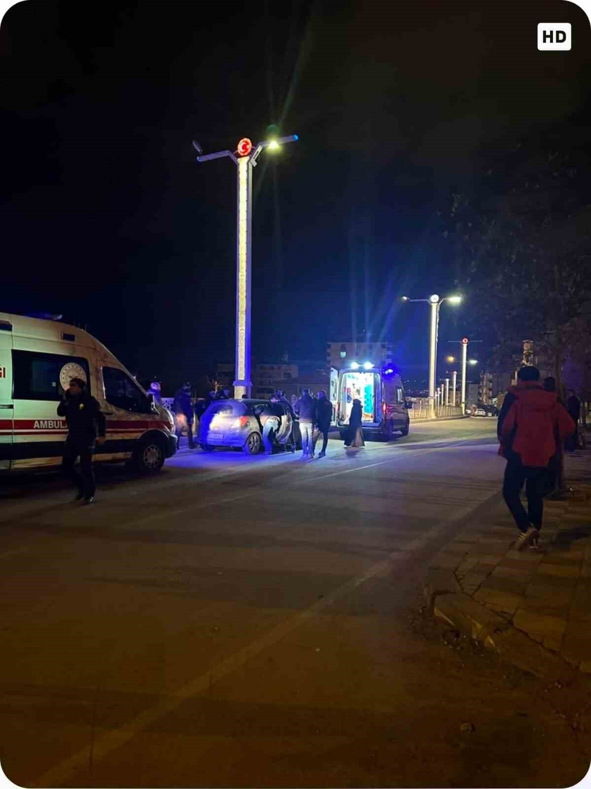 ELAZIĞ'DA YOLUN KARŞISINA GEÇMEYE ÇALIŞTIĞI SIRADA OTOMOBİLİN ÇARPTIĞI YAYA, AĞIR...