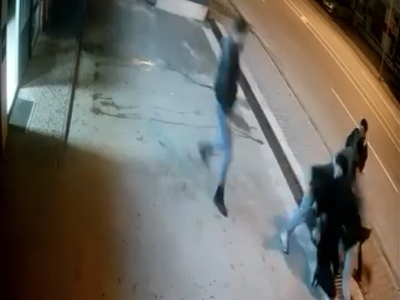 ELAZIĞ'IN KARAKOÇAN İLÇESİNDE 4 KİŞİ, BİR ŞAHSI TEKME VE YUMRUKLARLA DAKİKALARCA DARP ETTİ....