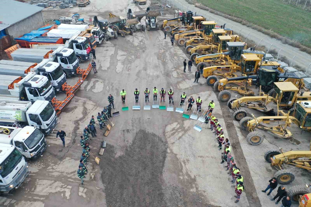 ELAZIĞ BELEDİYESİ, ELAZIĞ’DA BEKLENEN KAR YAĞIŞI ÖNCESİ TÜM HAZIRLIKLARINI TAMAMLADI. 215...