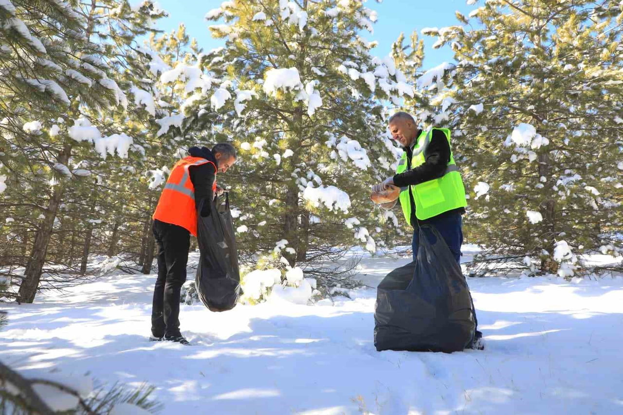 ELAZIĞ BELEDİYESİ TARAFINDAN SOKAK VE YABAN HAYVANLARI İÇİN DOĞAYA YEM VE MAMA BIRAKILDI