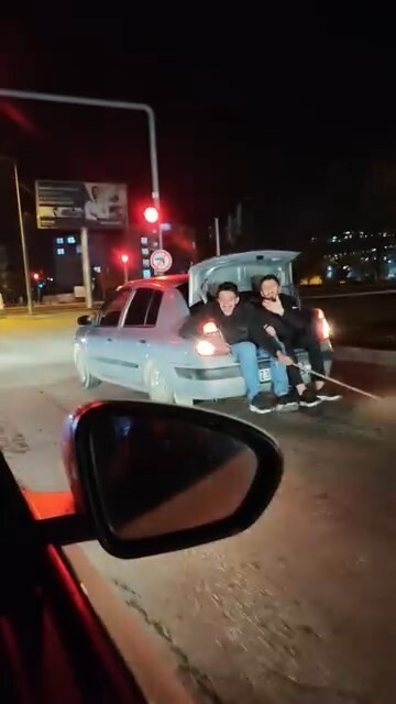 ELAZIĞ’DA BİR ARACIN BAGAJ KISMINI OTURAN 2 KİŞİ ARIZALANAN TOFAŞ DOĞANI İPLE ÇEKTİ