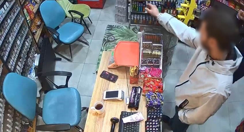 ELAZIĞ’DA BİR MARKETTEN ÇAKMAK ÇALAN ŞAHIS, GÜVENLİK KAMERASINA YANSIDI