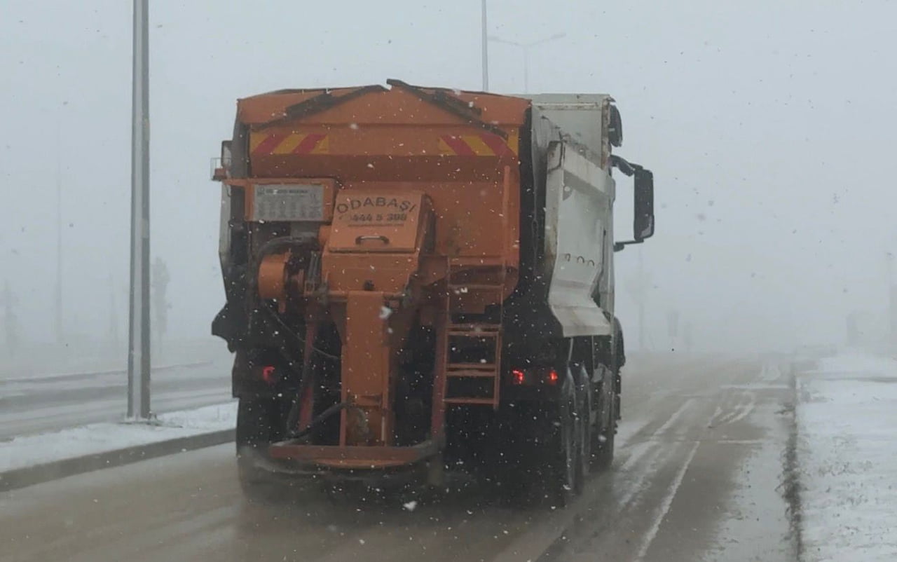 ELAZIĞ’DA DÜN ÖĞLEN SAATLERİNDEN İTİBAREN ETKİSİNİ GÖSTEREN KAR YAĞIŞI, GECE SAATLERİNDE YERİNİ...