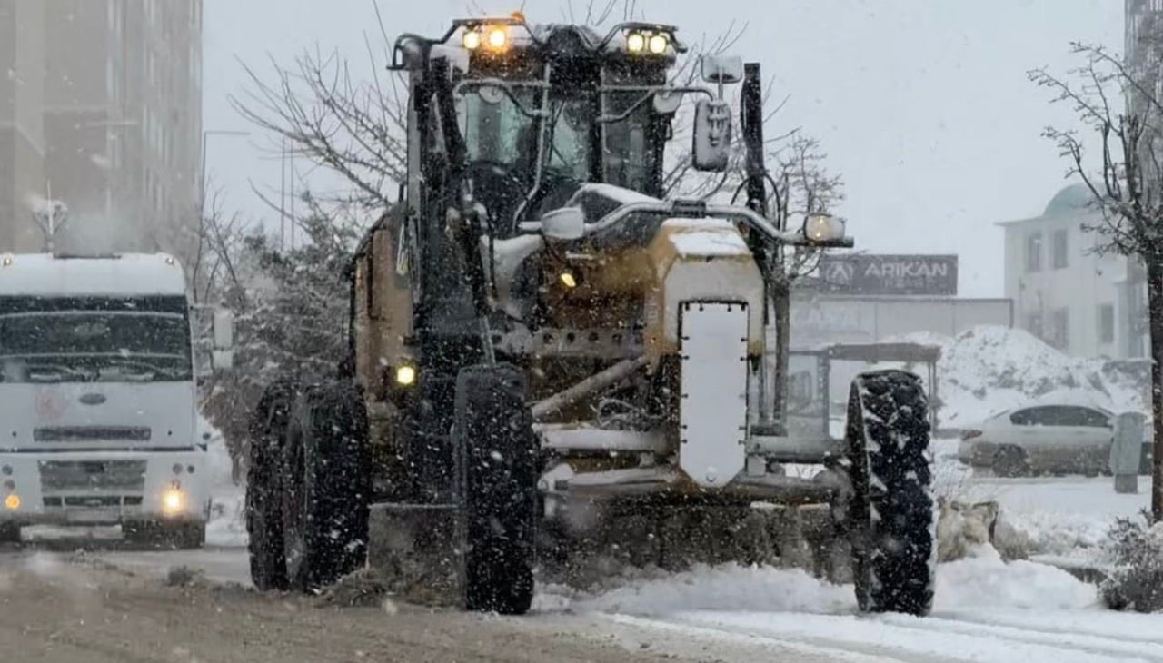 ELAZIĞ’DA DÜN ÖĞLEN SAATLERİNDEN İTİBAREN ETKİSİNİ GÖSTEREN KAR YAĞIŞI, GECE SAATLERİNDE YERİNİ...