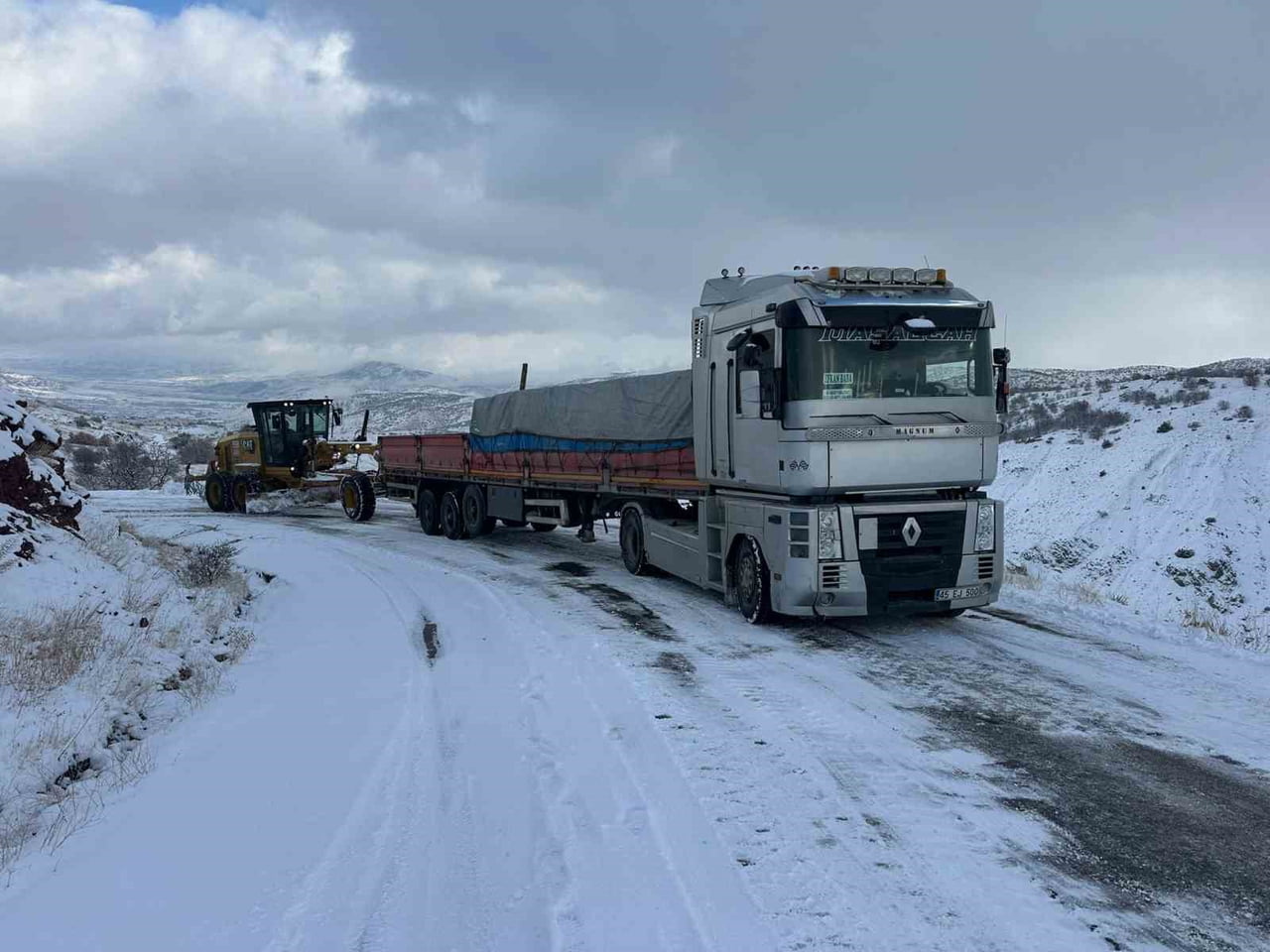 ELAZIĞ’DA ETKİLİ OLAN KAR YAĞIŞI SONRASI MADEN İLÇESİNDE MAHSUR KALAN ARAÇLAR, EKİPLER TARAFINDAN...