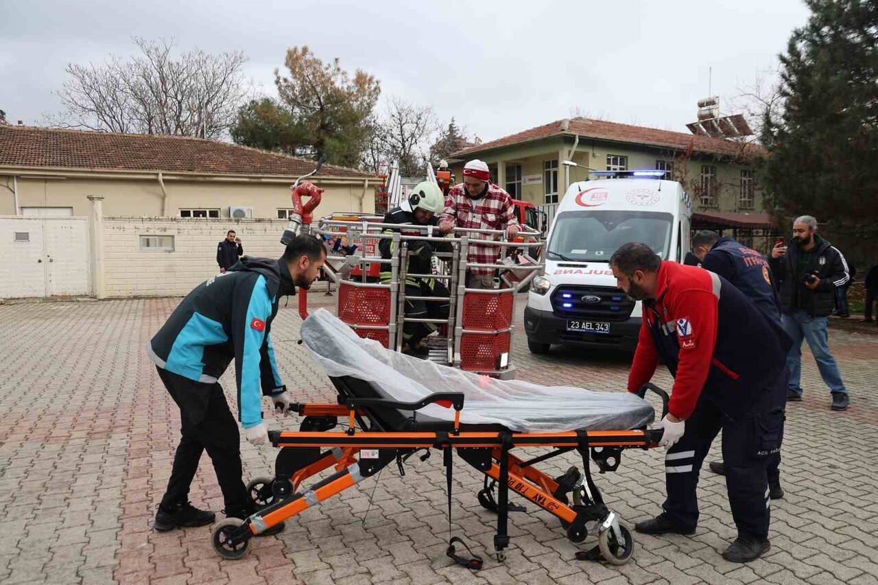 ELAZIĞ’DA GERÇEKLEŞTİRİLEN DEPREM VE YANGIN TATBİKATI GERÇEĞİ ARATMAZKEN, EKİPLER MÜDAHALE VE...