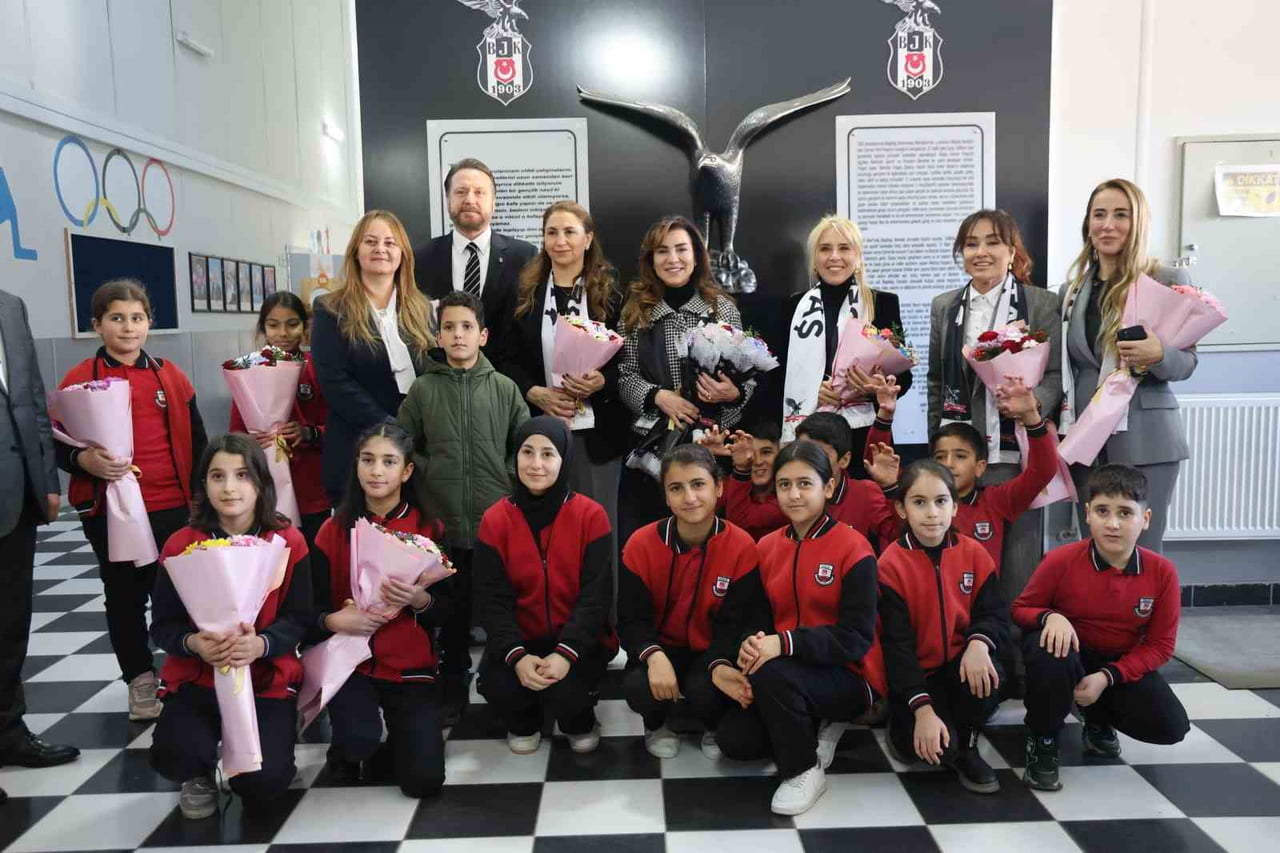 ELAZIĞ’DA ‘İYİLİĞE KANAT AÇ’ PROJESİ ÇERÇEVESİNDE BEŞİKTAŞLI YÖNETİCİLERİN EŞLERİ 8 MART 2010...