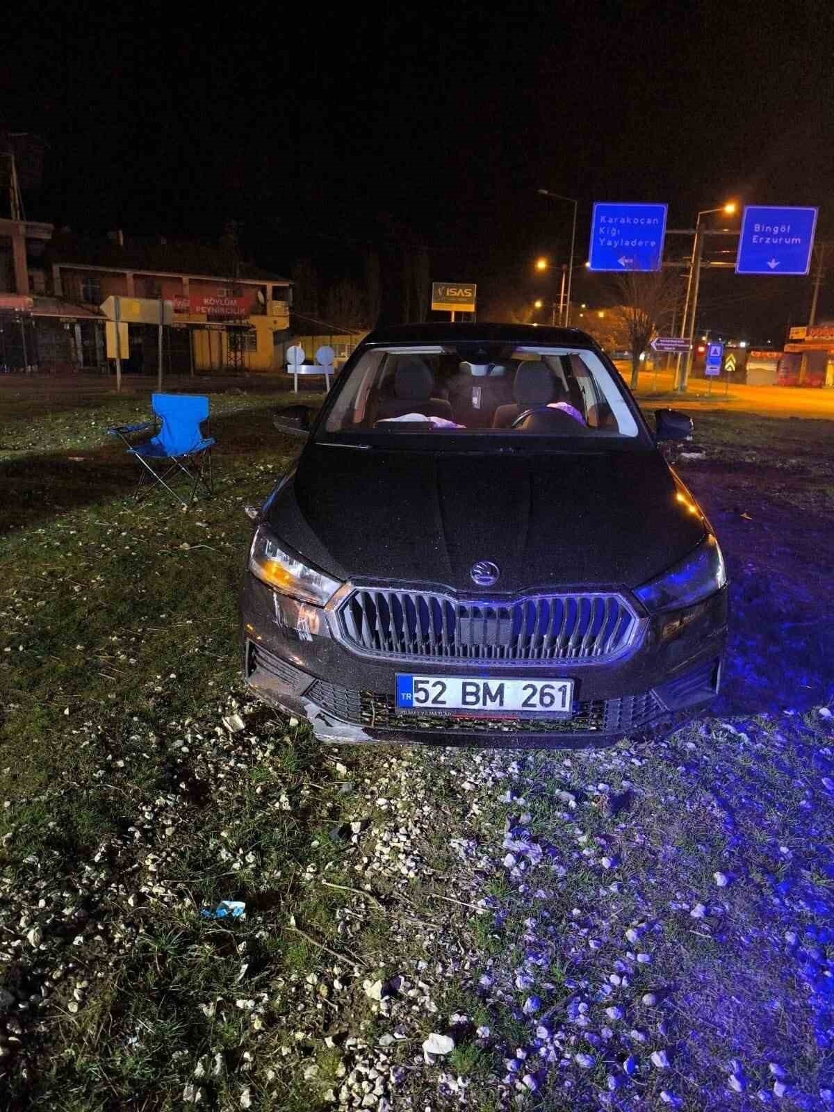 ELAZIĞ’DA KONTROLÜ YİTİRİLEN OTOMOBİL KAVŞAKTAKİ REFÜJE ÇIKTI. OLAYDA 1 KİŞİ...