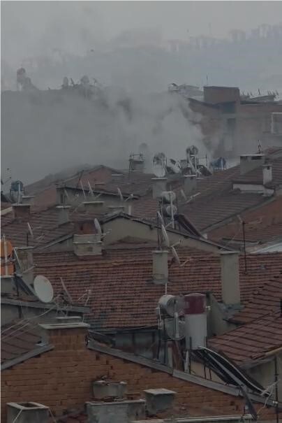 ELAZIĞ’DA METRUK BİNADA YANGIN