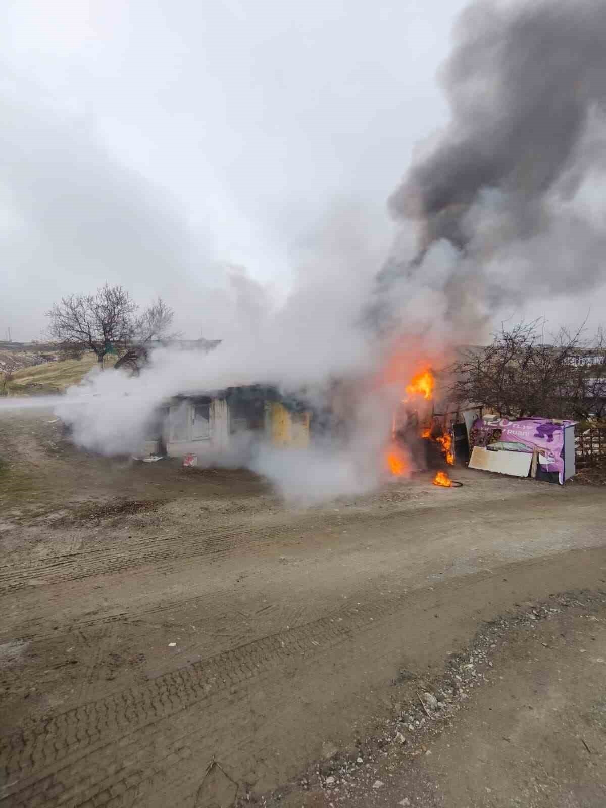 ELAZIĞ’DA ODUNLUK DEPOSUNDA ÇIKAN YANGIN, İTFAİYE EKİPLERİ TARAFINDAN KONTROL ALTINA ALINARAK...