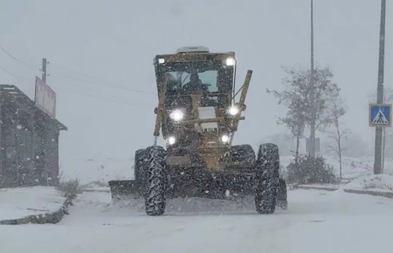 ELAZIĞ’DA SABAH SAATLERİNDE BAŞLAYAN KAR YAĞIŞI SONRASI BELEDİYE EKİPLERİ SAHAYA İNDİ. 15 GREYDER...
