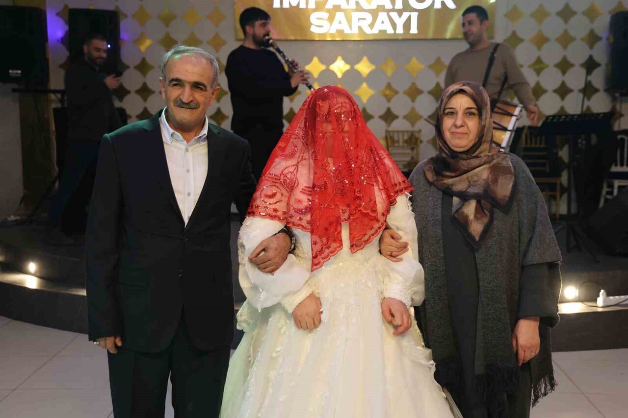 ELAZIĞ’DA YAŞAYAN 24 YAŞINDAKİ DOWN SENDROMLU ŞEVVAL TOPRAK’IN EN BÜYÜK HAYALİ OLAN GELİNLİK...