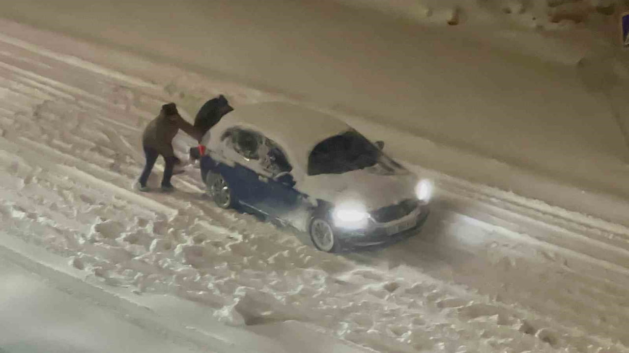 ELAZIĞ’DA YOLDA KALAN ARAÇLAR, VATANDAŞLARIN EL BİRLİĞİ İLE ÇIKARILDI. ARAÇLARI İTENLER ARASINDA...