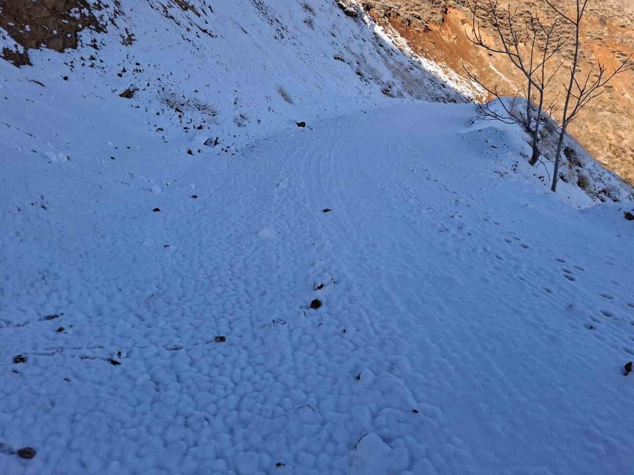 ELAZIĞ’DA YÜKSEK KESİMLERİNDE MEVSİMİN İLK KARI YAĞARKEN, İL ÖZEL İDARESİ KARLA MÜCADELE SEZONUNU...