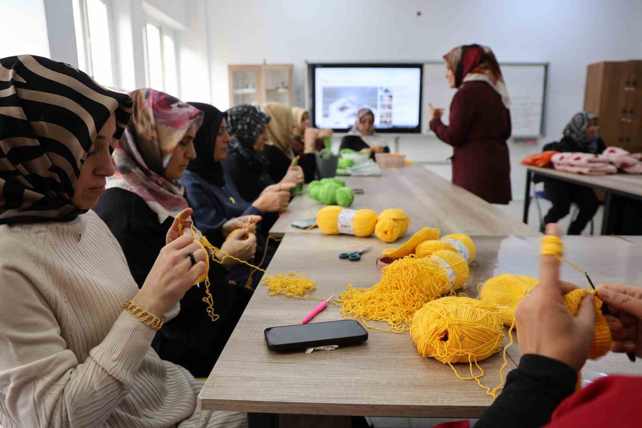 ELAZIĞ HALK EĞİTİM MERKEZİ BÜNYESİNDE AÇILAN AMİGURUMİ VE ÖRGÜ KURSUNDA 20 KADIN EL EMEĞİ ÜRÜNLER...