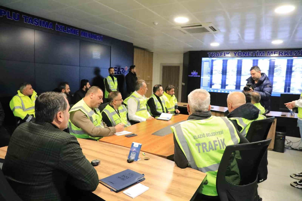 ELAZIĞ’I ETKİSİ ALTINA ALAN KAR YAĞIŞIYLA BİRLİKTE ELAZIĞ BELEDİYESİ KARLA MÜCADELE EKİPLERİ YOĞUN...