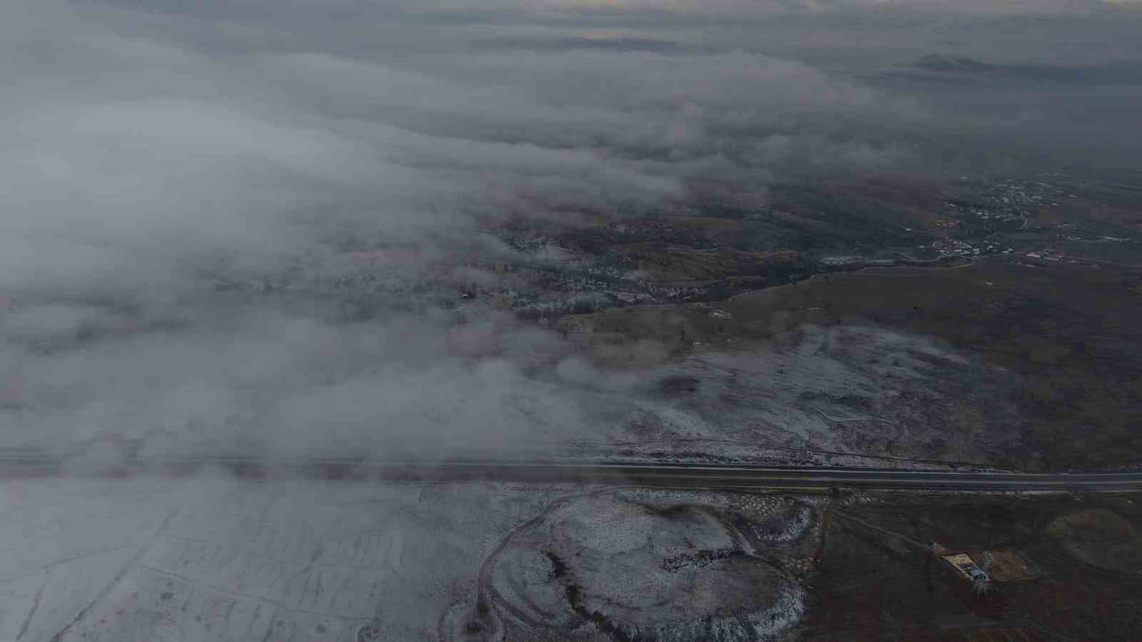 ELAZIĞ’IN 4 BİN YILLIK HARPUT MAHALLESİ’NDE KAR YAĞIŞI BAŞLADI. HARPUT’A BAĞLI NURALI KÖYÜ’NDE...