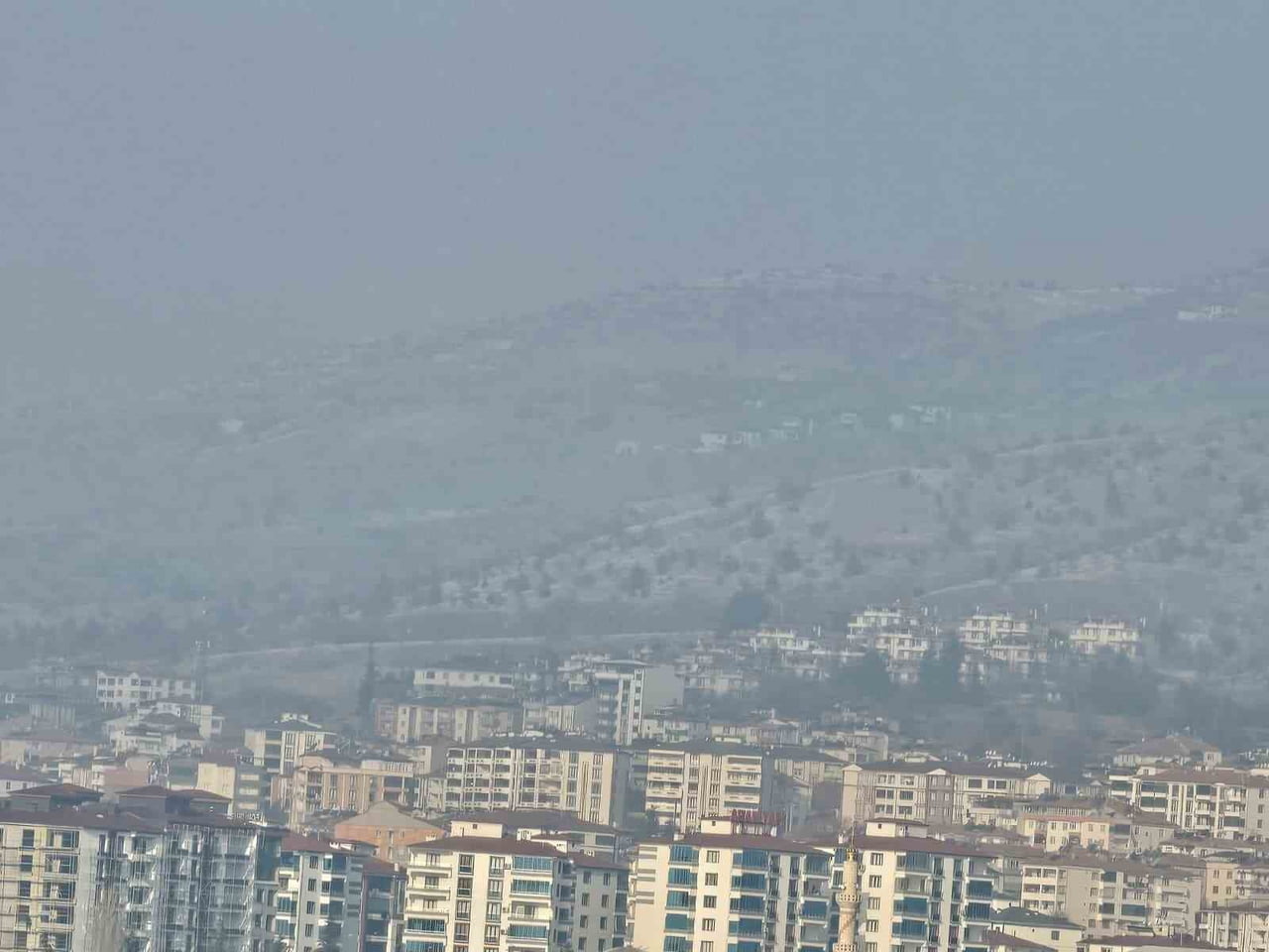 ELAZIĞ’IN YÜKSEK KESİMLERİNDE SİS ETKİLİ OLURKEN, GÖRÜŞ MESAFESİ YER YER 10 METREYE KADAR...