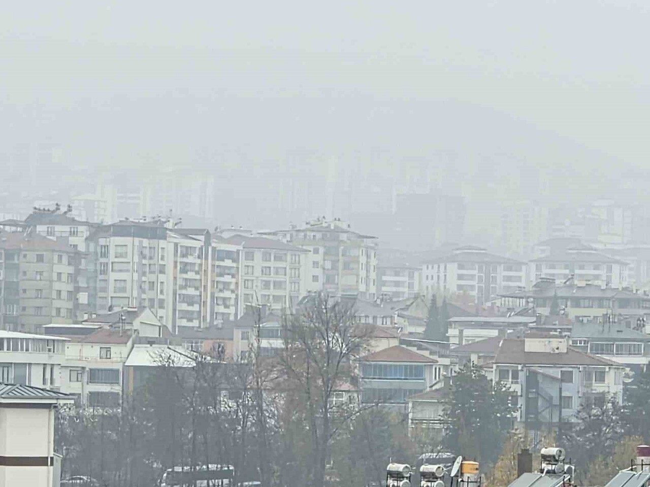 ELAZIĞ’IN YÜKSEK KESİMLERİNDE SİS ETKİLİ OLURKEN, GÖRÜŞ MESAFESİ YER YER 5 METREYE KADAR...