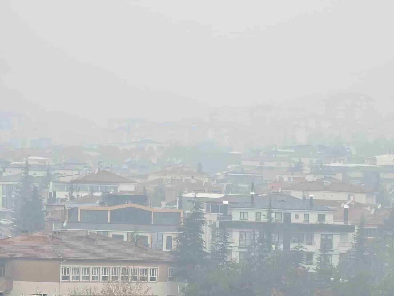 ELAZIĞ’IN YÜKSEK KESİMLERİNDE SİS ETKİLİ OLURKEN, GÖRÜŞ MESAFESİ YER YER 5 METREYE KADAR...