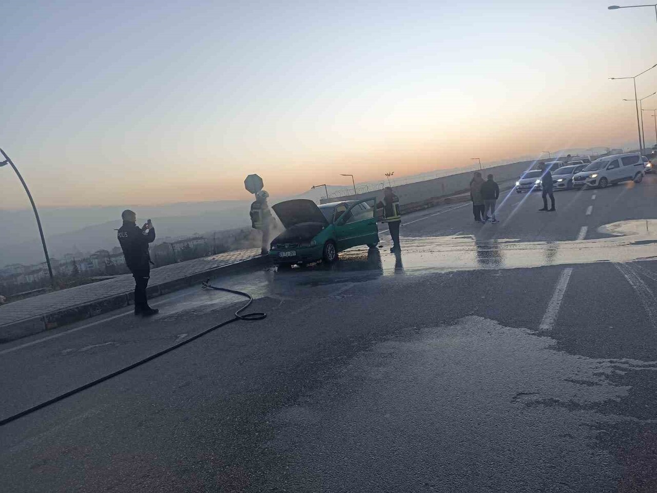 ELAZIĞ KIRKLAR MAHALLESİ’NDE SEYİR HALİNDEKİ BİR ARAÇ BİLİNMEYEN NEDENLE ALEV ALARAK...