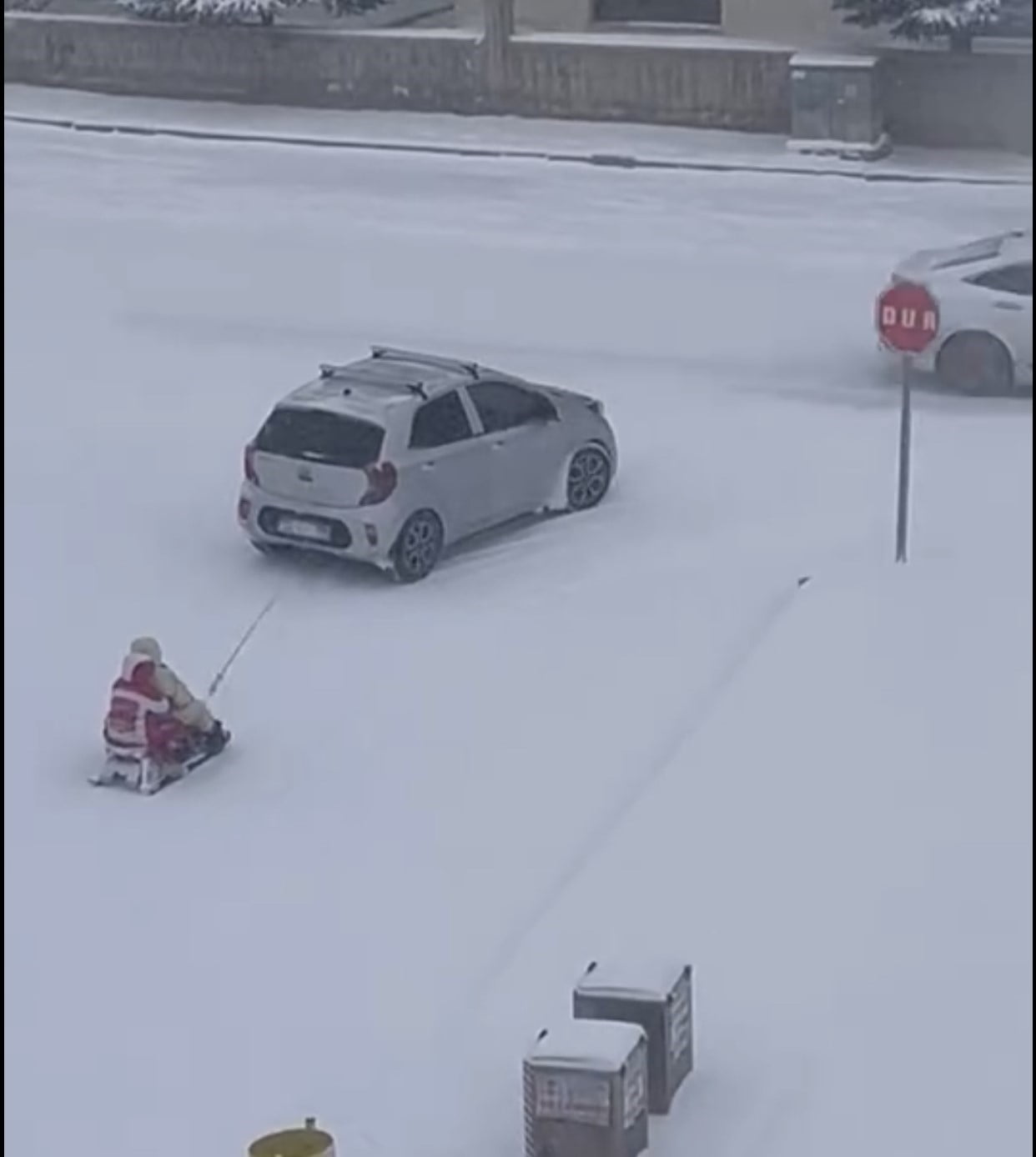 ELAZIĞDA KIZAĞI ARACIN ARKASINA BAĞLAYIP ÇEKTİLER