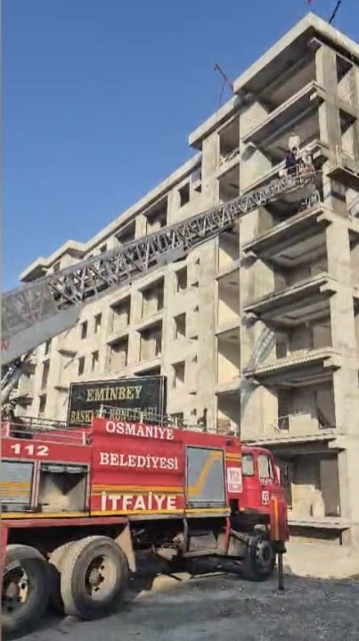 ELEKTRİK KESİNTİSİ NEDENİYLE İSKELEDE MAHSUR KALAN İŞÇİLER KURTARILDI