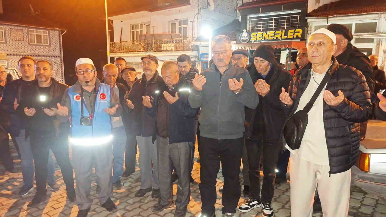 EMET VE HİSARCIK’TAN 33 KİŞİLİK UMRE KAFİLESİ DUALARLA UĞURLANDI