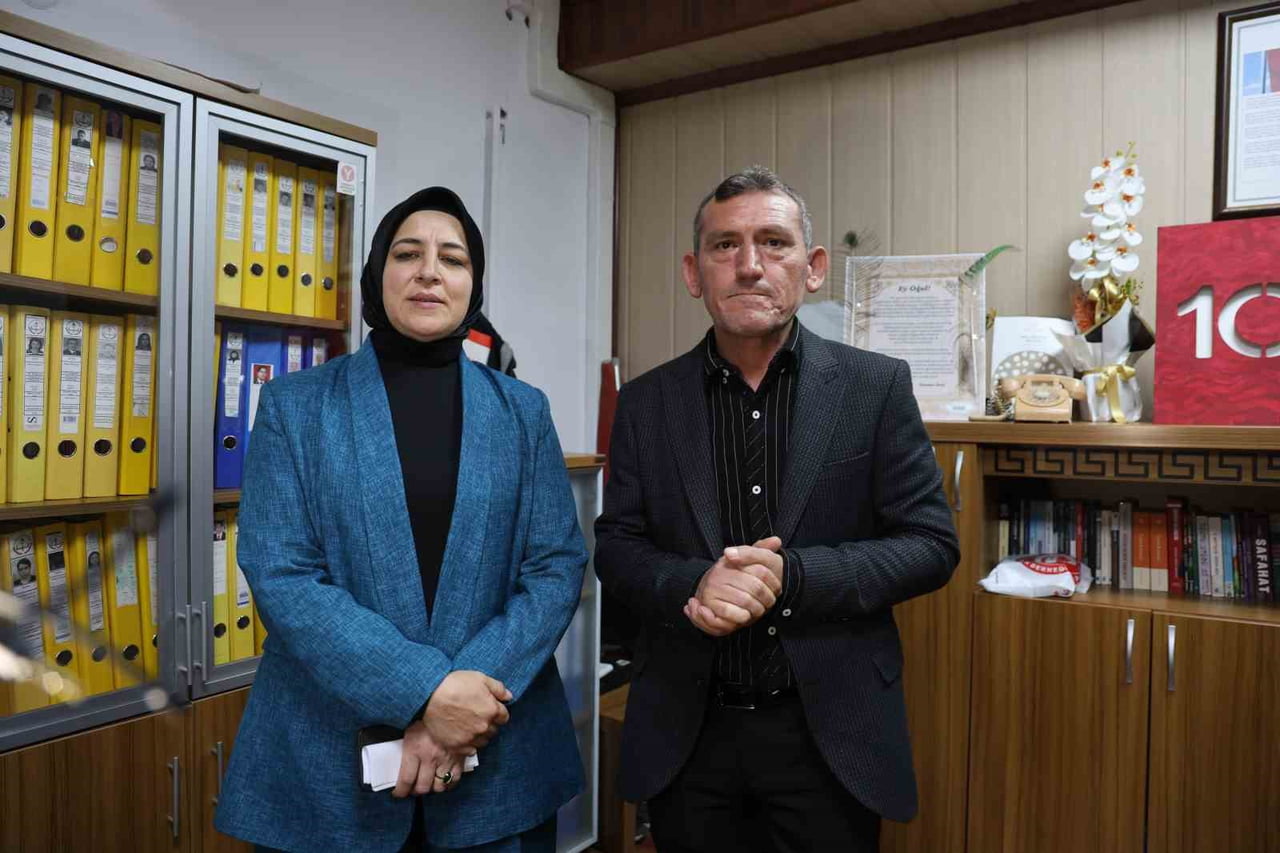 EMİNE ATLI (SOLDA) VE MUHTAR SEÇİLEN SONER ÖZEV