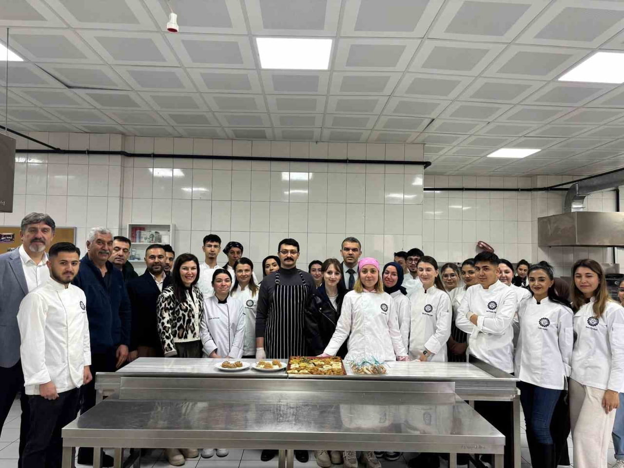 EMİRDAĞ KAYMAKAMI YASİN AKGÜL ‘KAYMAKAM MUTFAKTA’ ETKİNLİĞİNE KATILDI VE İLGİ GÖRDÜ (SİYAH - BEYAZ...