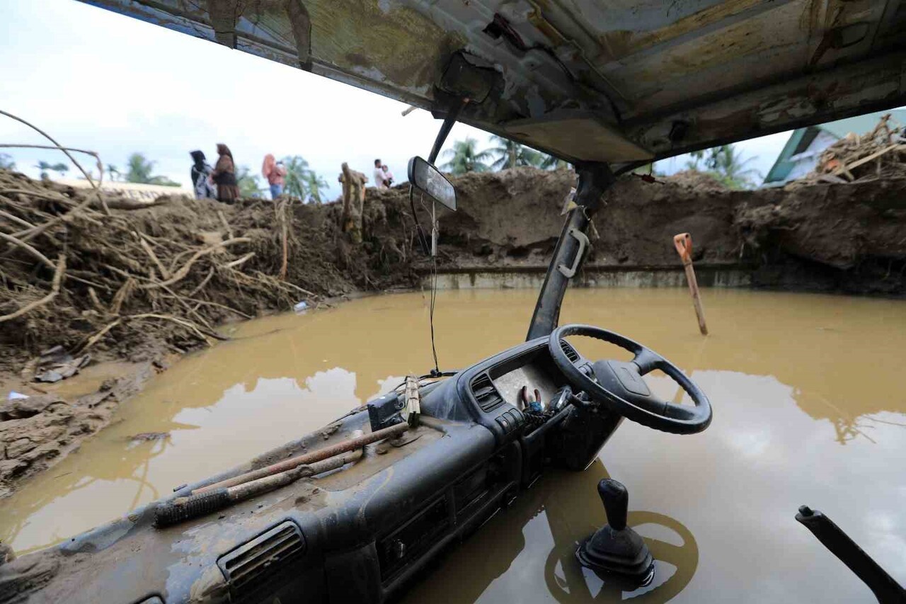 ENDONEZYA’DA ETKİLİ OLAN MUSON YAPIŞLARININ YOL AÇTIĞI SEL VE TOPRAK KAYMALARINDA HAYATINI...