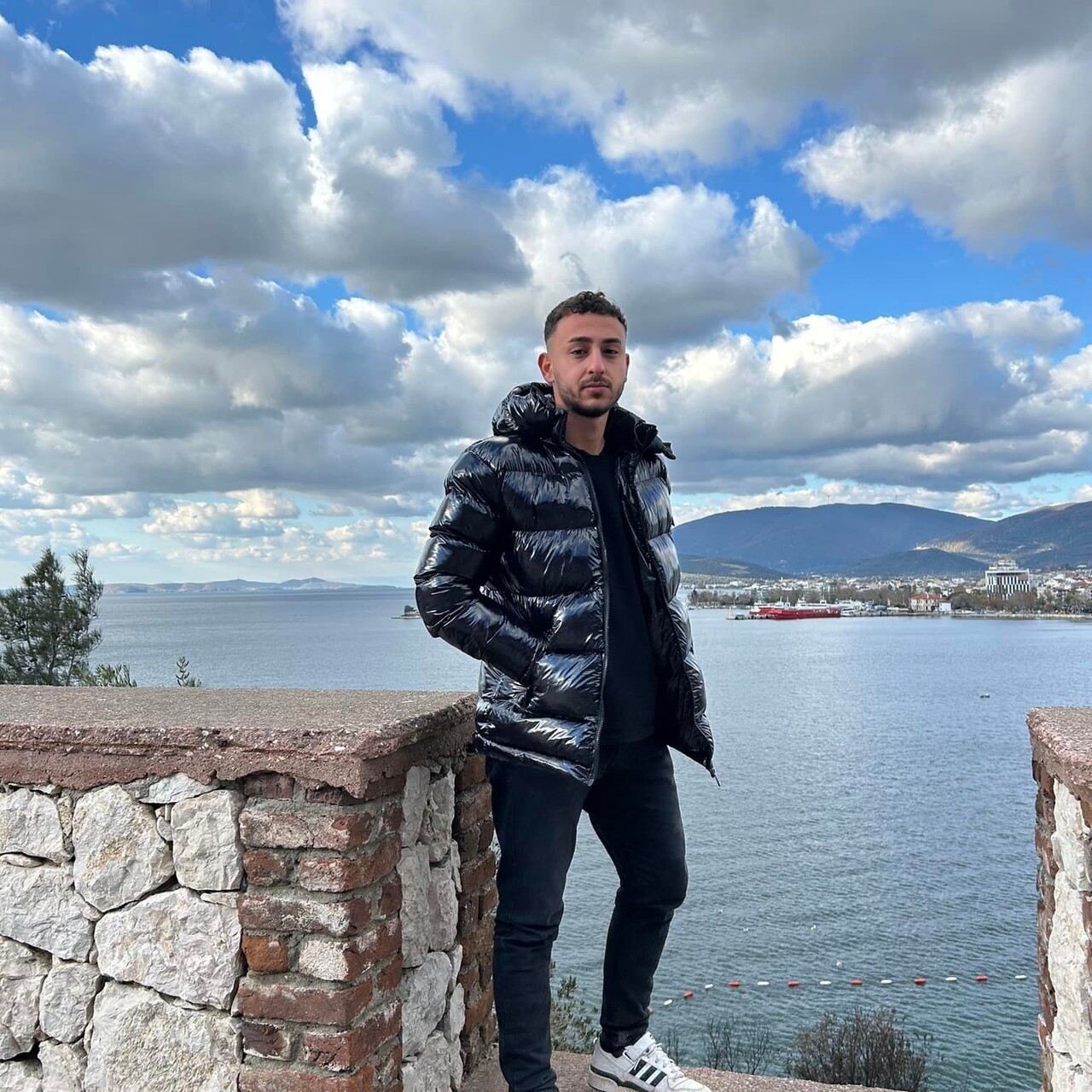 ERDEK’TE ŞÜPHELİ ÖLÜM: 20 YAŞINDAKİ GENÇ BAŞINDAN VURULMUŞ HALDE BULUNDU