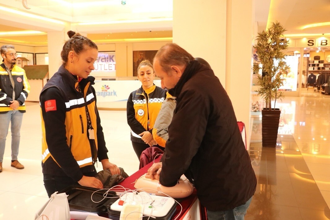 ERZİNCAN’DA ACİL SAĞLIK HİZMETLERİ HAFTASI KAPSAMINDA BİLGİLENDİRME ETKİNLİĞİ...