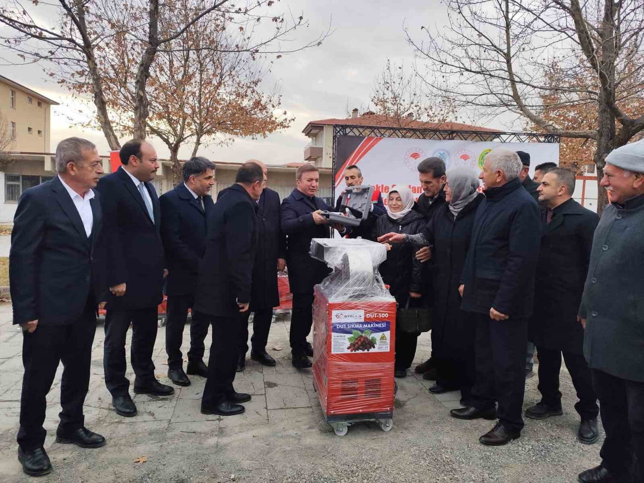 ERZİNCAN’DA ÜRETİCİLERE YÜZDE 75 HİBELİ DUT SIKMA VE KOYUN KIRKIM MAKİNESİ DESTEĞİ...