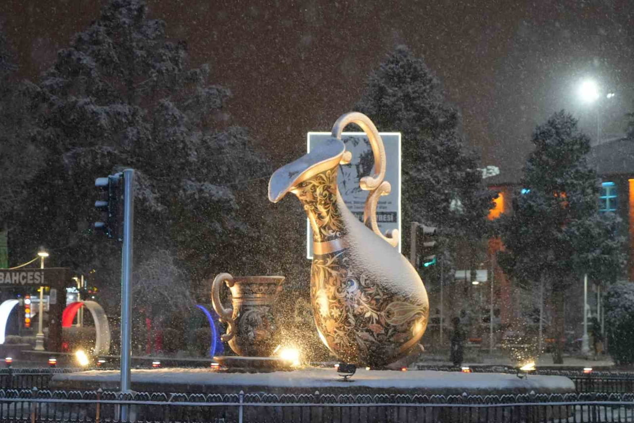 ERZİNCAN ŞEHİR MERKEZİNDE KAR YAĞIŞI ETKİLİ OLMAYA BAŞLADI