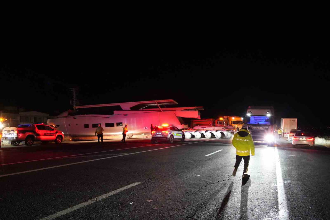 ERZURUM'U TORTUM İLÇESİNE BAĞLAYAN KARAYOLUNDA, ÜZERİNDE YAT YÜKLÜ BİR TIR MANEVRA YAPMAK İSTERKEN...